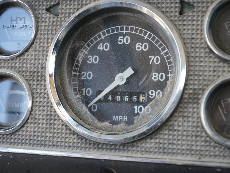 1977-ford-900-image-8