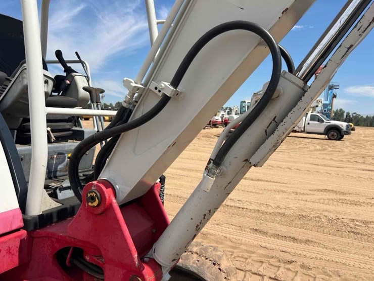 2017-takeuchi-tb240-image-13