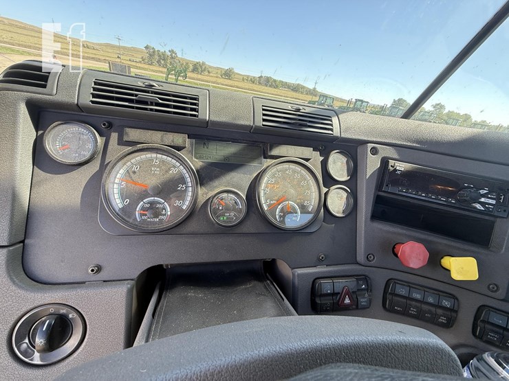 2015-freightliner-cascadia-125-evolution-image-23