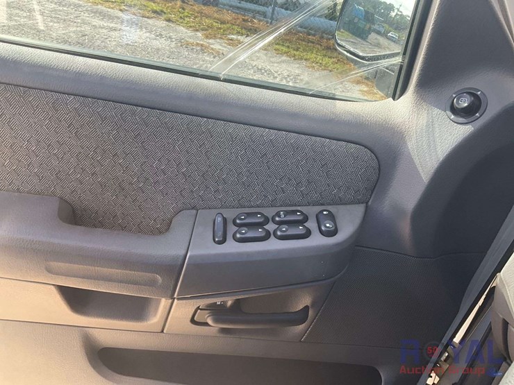 2005-ford-explorer-image-17