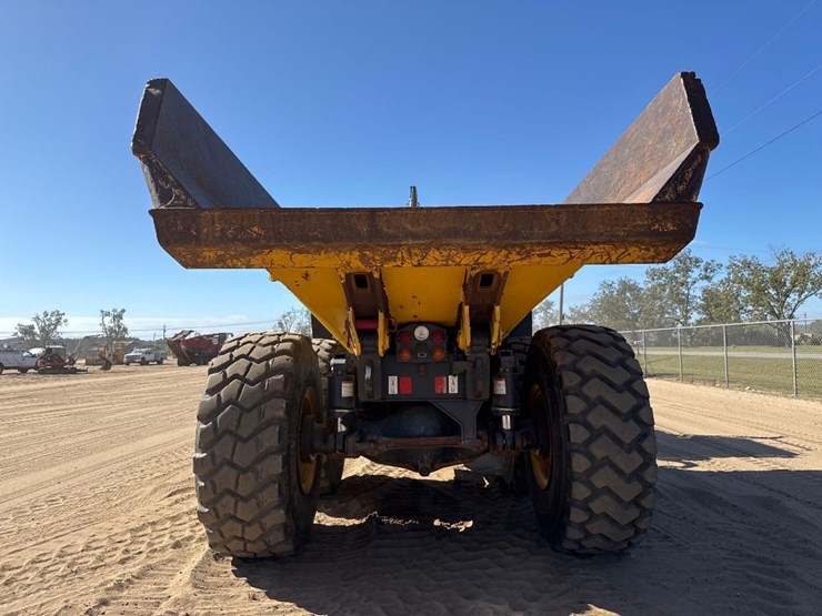 2014-komatsu-hm300-3-image-7
