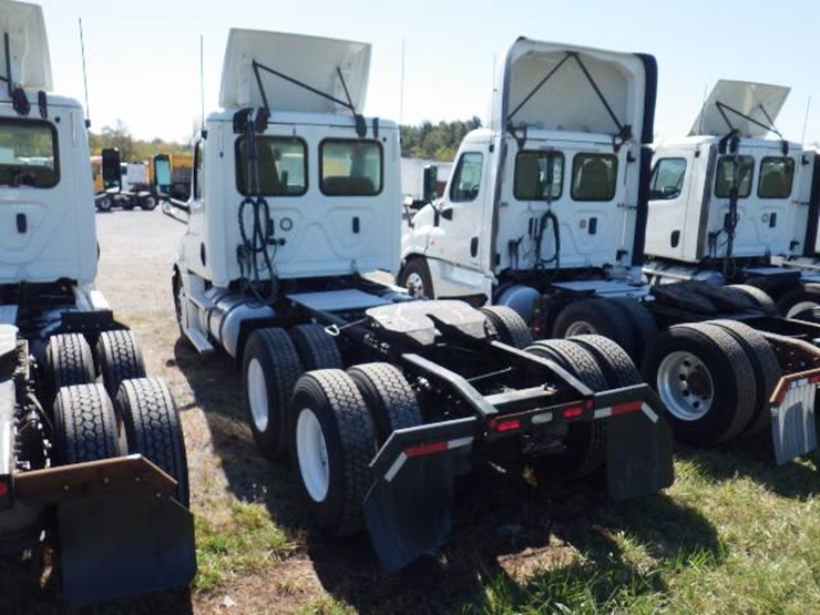 freightliner-cascadia-126-image-8