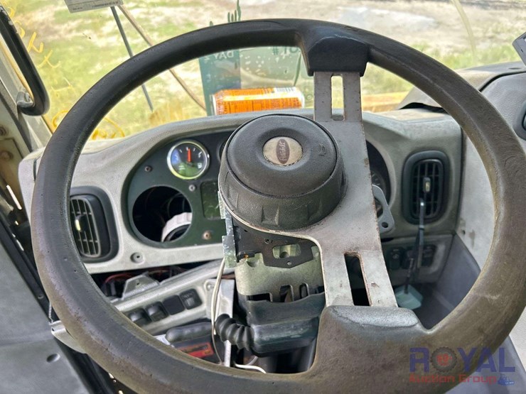 2015-peterbilt-320-image-9