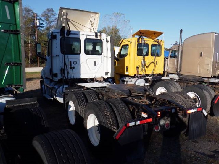 2020-freightliner-cascadia-126-image-9
