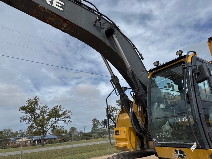 deere-245g-lc-image-21