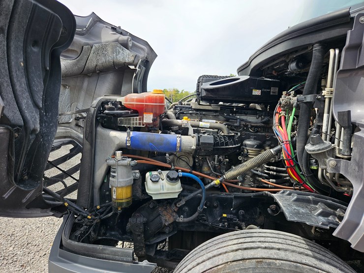 2019-freightliner-cascadia-126-image-32