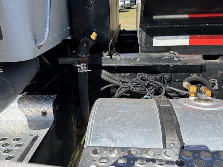 2011-kenworth-t800-image-39
