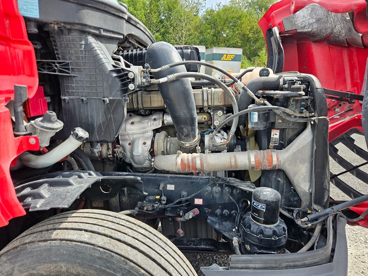 2019-freightliner-cascadia-126-image-42