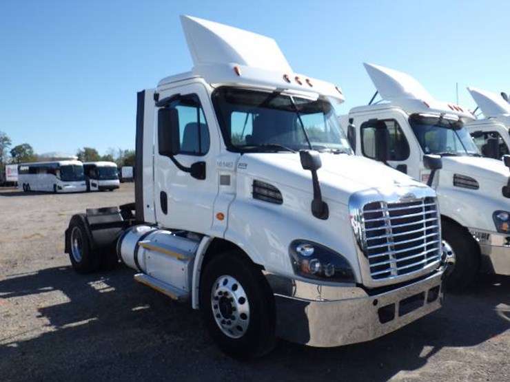 2017-freightliner-cascadia-113-image-2