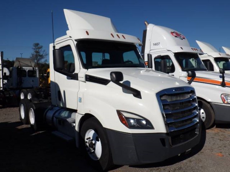 2018-freightliner-cascadia-126-image-2