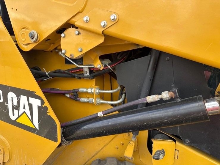 2016-caterpillar-259d-image-22