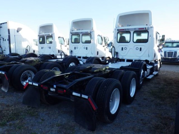2022-freightliner-cascadia-126-image-6