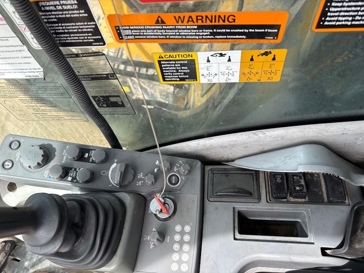 deere-245g-lc-image-32