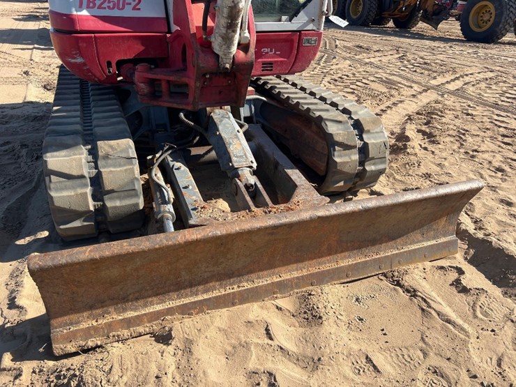 takeuchi-tb250-2-image-22