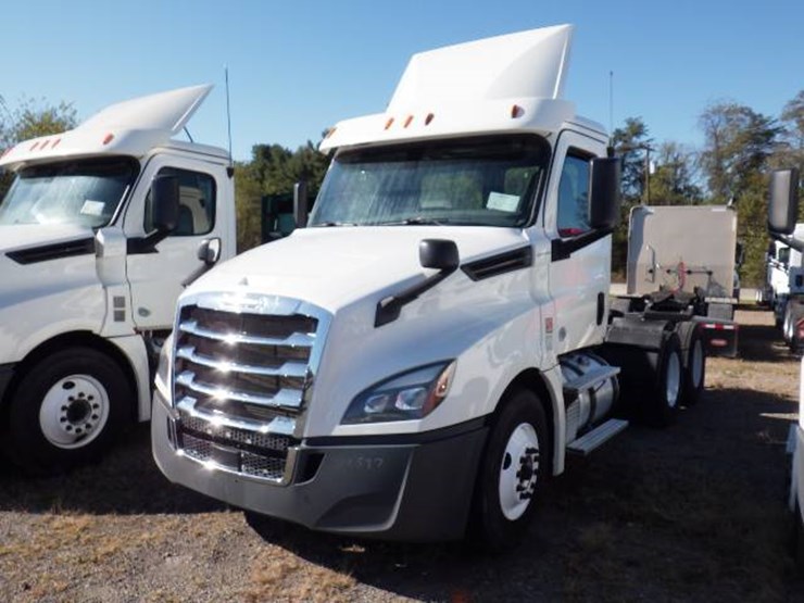 2018-freightliner-cascadia-126-image-1