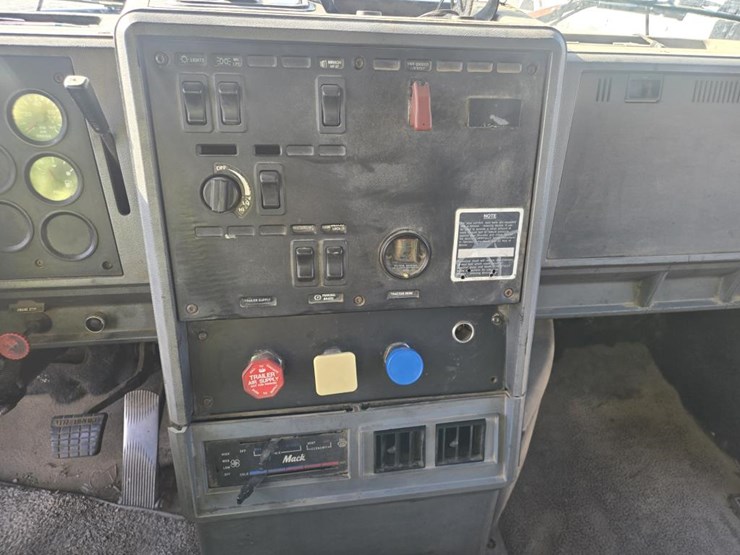 1997-mack-cl700-image-48