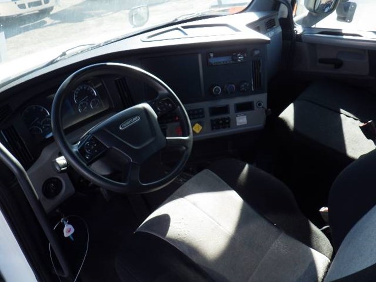 freightliner-cascadia-126-image-10