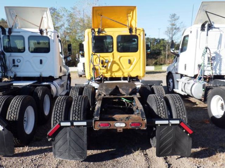 2019-freightliner-cascadia-126-image-10