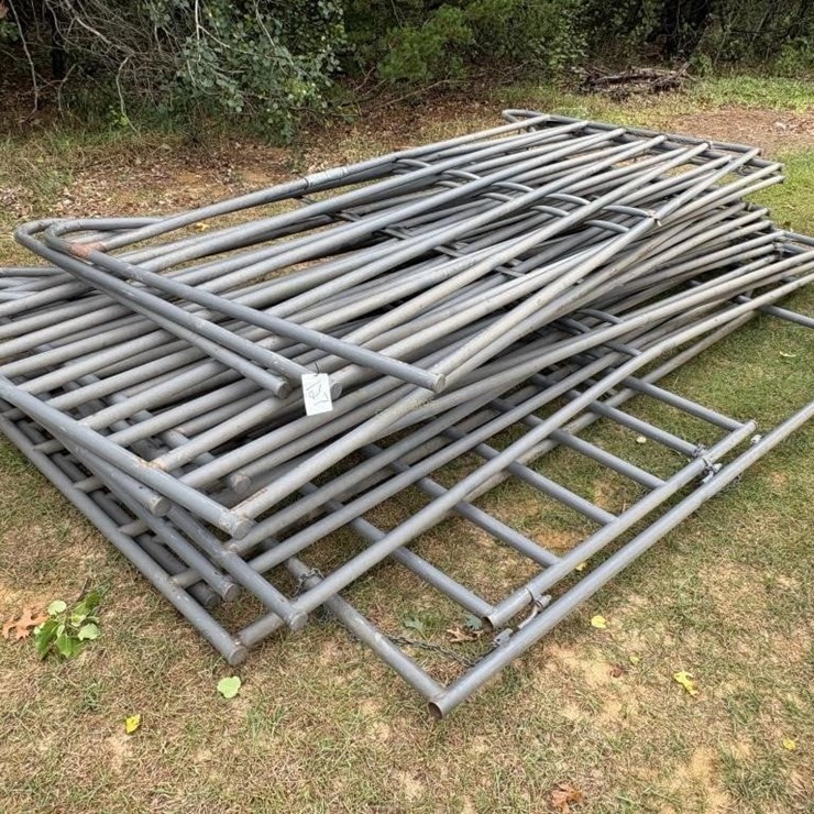 (14) Piece Round Horse Pen