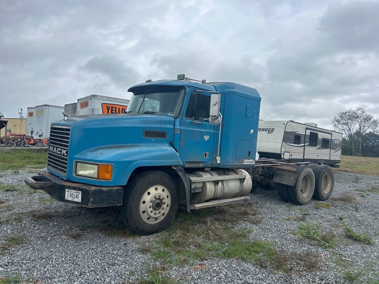 1996-mack-ch613-image-1