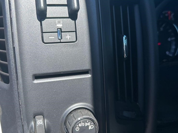 2023-chevrolet-silverado-6500hd-image-32