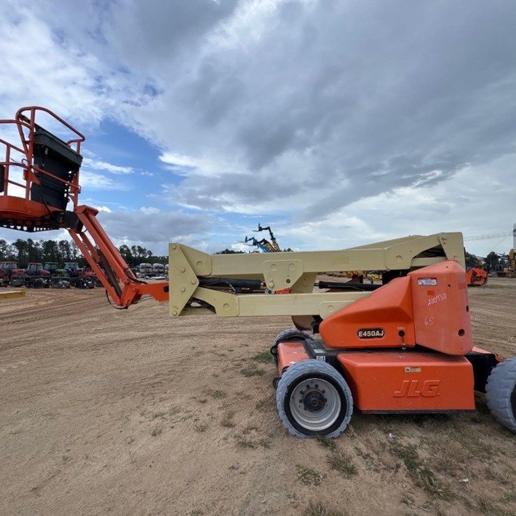 2010 JLG E450AJ