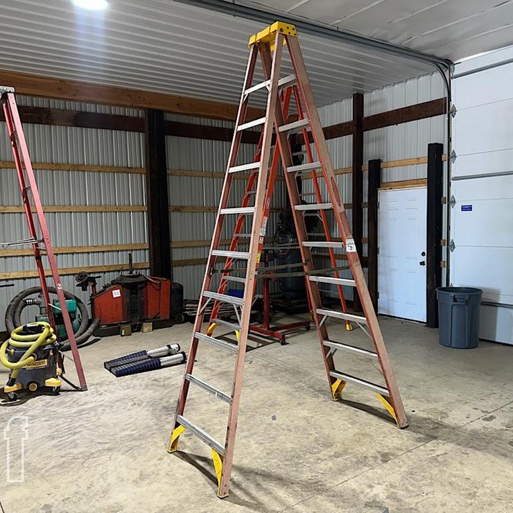 WERNER 10' FIBERGLASS LADDER