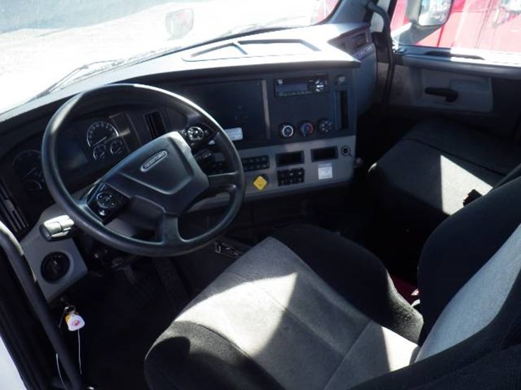freightliner-cascadia-126-image-9
