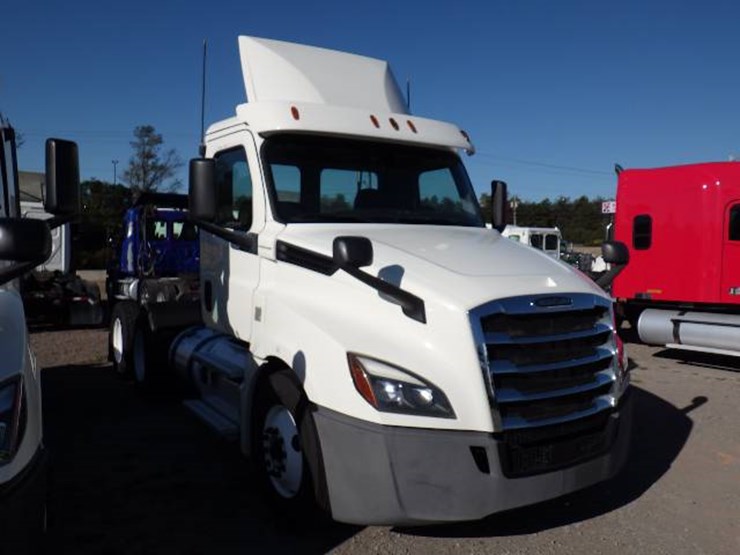 2018-freightliner-cascadia-126-image-3