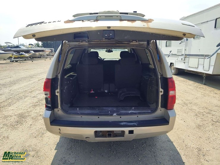 2007-chevrolet-suburban-image-27