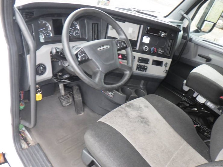 2020-freightliner-cascadia-126-image-8