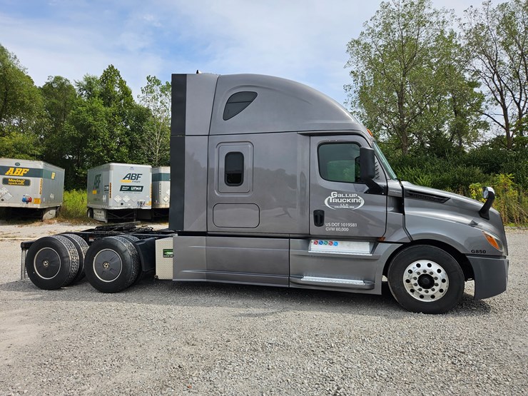 2019-freightliner-cascadia-126-image-25
