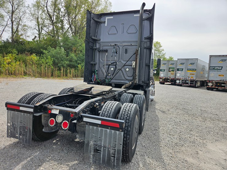 2019-freightliner-cascadia-126-image-17