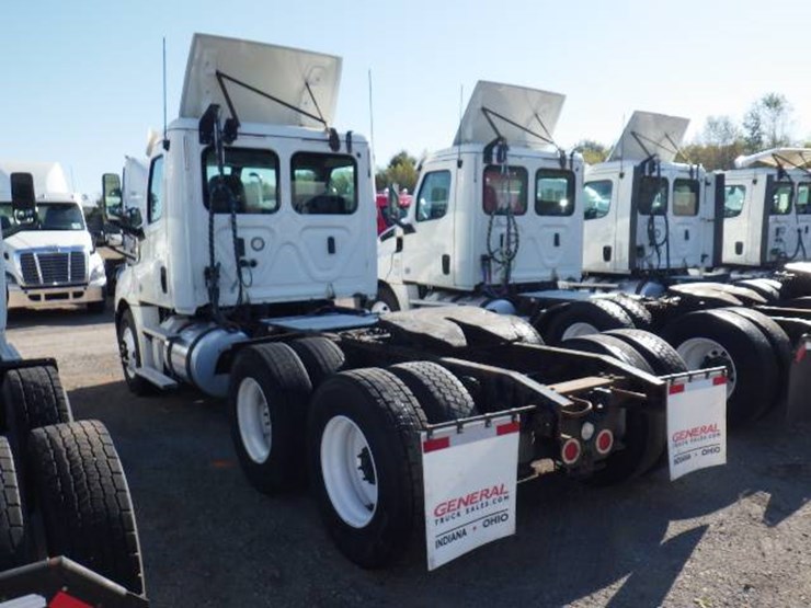 2018-freightliner-cascadia-126-image-8