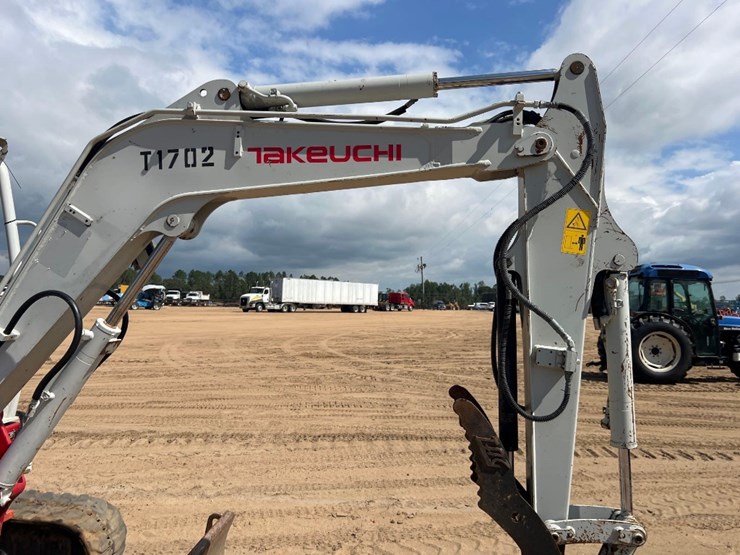 2018-takeuchi-tb240-image-22