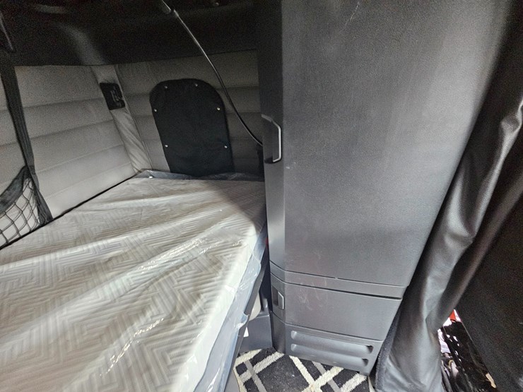 2019-freightliner-cascadia-126-image-75