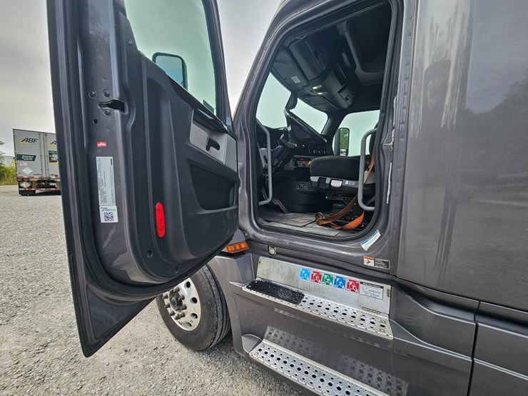2019-freightliner-cascadia-126-image-54