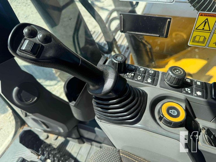 2019-caterpillar-320-image-16