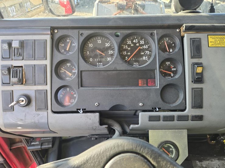 1997-freightliner-fl60-image-45