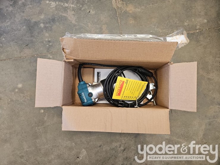 makita-1-1/4hp-compact-router,-rt0701c-(1yr-factory-warranty)-image-1