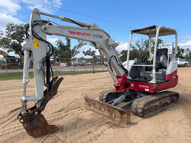 2017-takeuchi-tb240-image-7