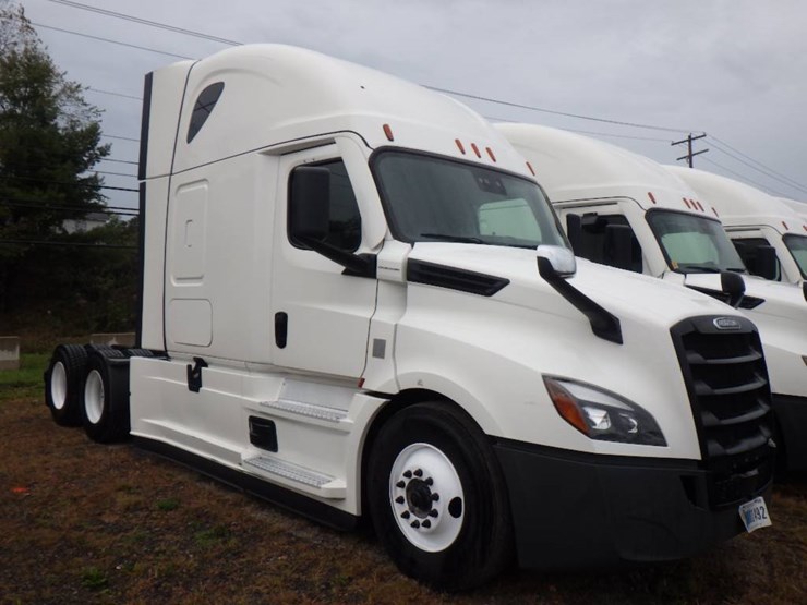 2021-freightliner-cascadia-126-image-2