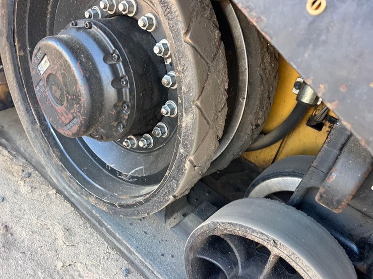2017-caterpillar-ap-555f-image-14