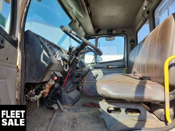 2001-freightliner-fl80-image-20