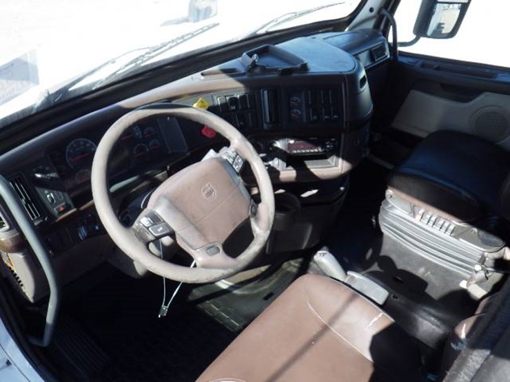 2017-volvo-vnl780-image-16