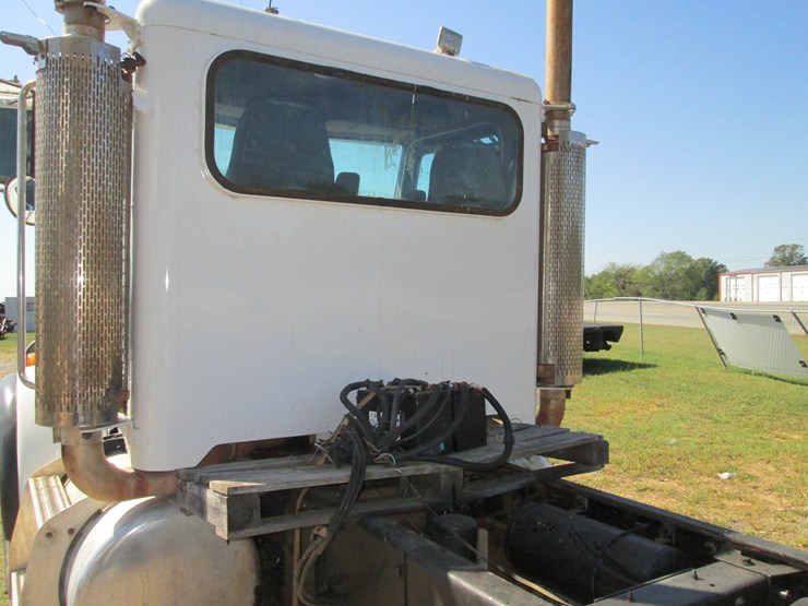 2004-peterbilt-357-image-16