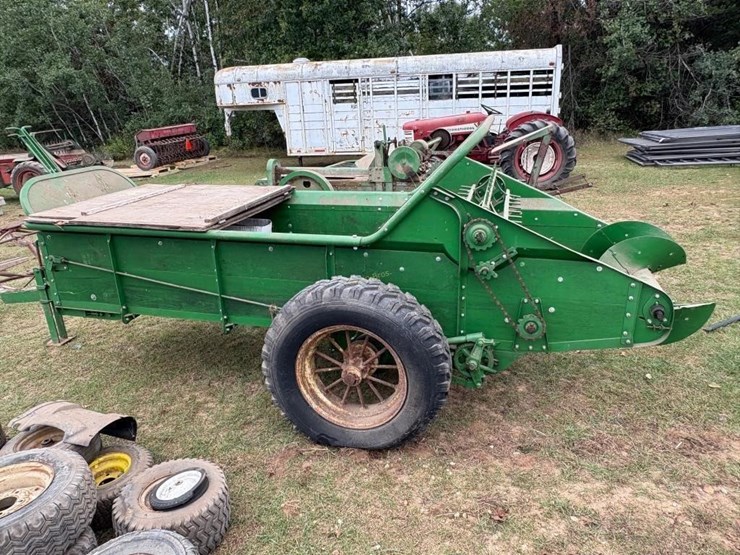 john-deere-ground-driven-manure-spreader-image-6