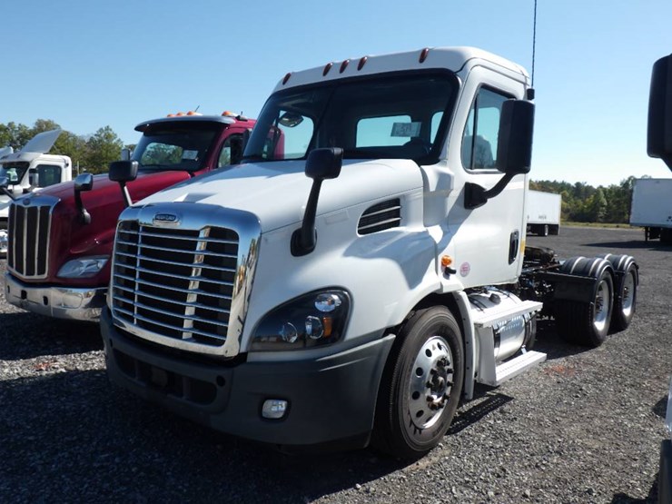 2020-freightliner-cascadia-113-image-1
