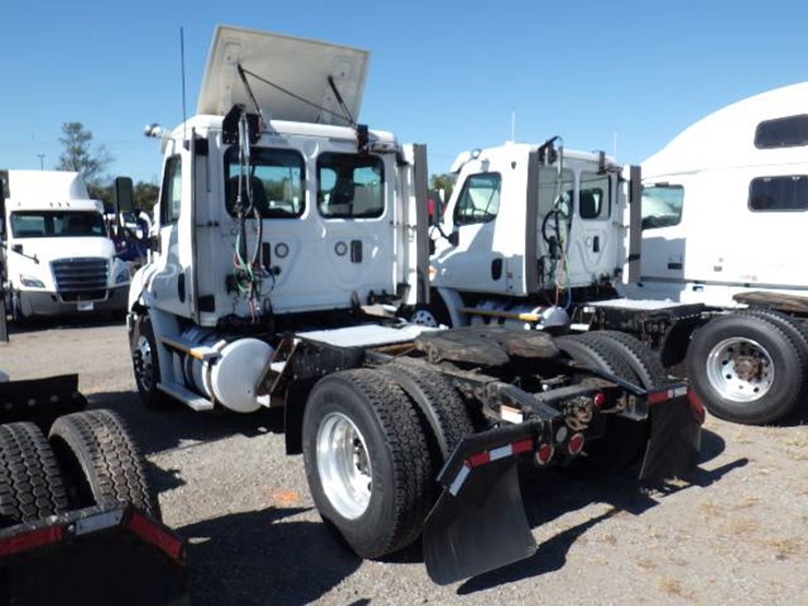 2017-freightliner-cascadia-113-image-7