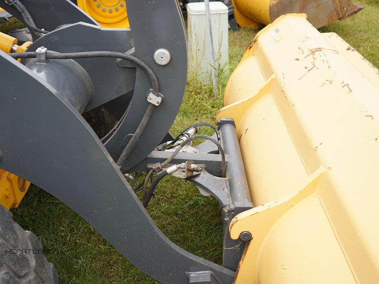 2010-deere-244j-image-24